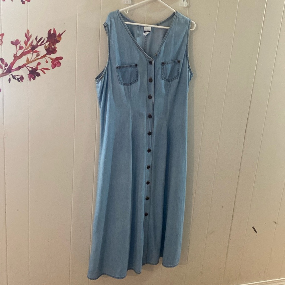 Super cute 90’s denim dress,